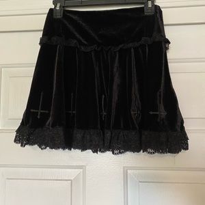No brand and no size attached to the skirt.